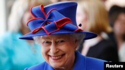 Foto Achiv: Rèn Elizabeth II souri pandan yon vizit nan laboratwa Sinsbury pou Syans ki baze sou Plant yo nan Inivèsite Cambridge, Angletè, 27 Avril 2011.