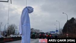 Çiftçi intiharlarını protesto etmek için her blokaj noktasına asılan kuklalar