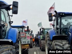 Hükümete 100’ü aşkın madde içeren talepler listesini ileten çiftçiler, “daha adil rekabet koşulları, daha yumuşak normlar ve onurları ile yaşayabilecekleri bir ücret seviyesi” belirlenmesini talep ediyor.