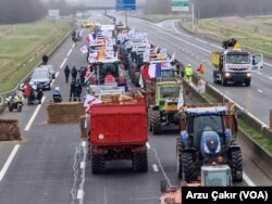 Paris’in güneyindeki Jossigny kenti kırsalında, A4 otoyolunu trafiğe kapatan Val de Marne ilinden gelen çiftçilere, öğle saatlerinde 200 kilometre uzaktaki Aisne bölgesinden gelen 100 traktör katıldı.