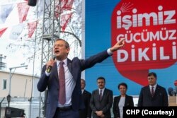 "Bütün demokratlar birleşin, kentlerinizi, cumhuriyetinizi koruyun” diyen Özel diğer siyasi parti seçmenlerine CHP ile taban ittifakı kurmaları çağrısını yineledi.