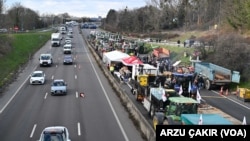 Paris-Chilly arasındaki yolun çiftçilerin protestosu sırasındaki görünüşü