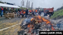 Blokaj noktasında soğuk havada ısınmak için yakılan ateş