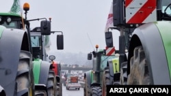 Traktörler protesto çerçevesinde A6 otoyolunu tıkamıştı