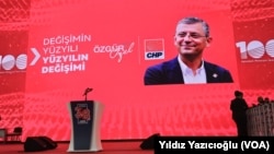 CHP'de genel başkanın değişmesi üzerine bugün kurultay salonunda sahnede Özgür Özel'in fotoğrafı ve mesajları kullanılmaya başlandı.