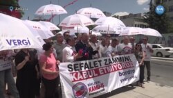 Kamu çalışanları zamları şemsiye açarak protesto etti