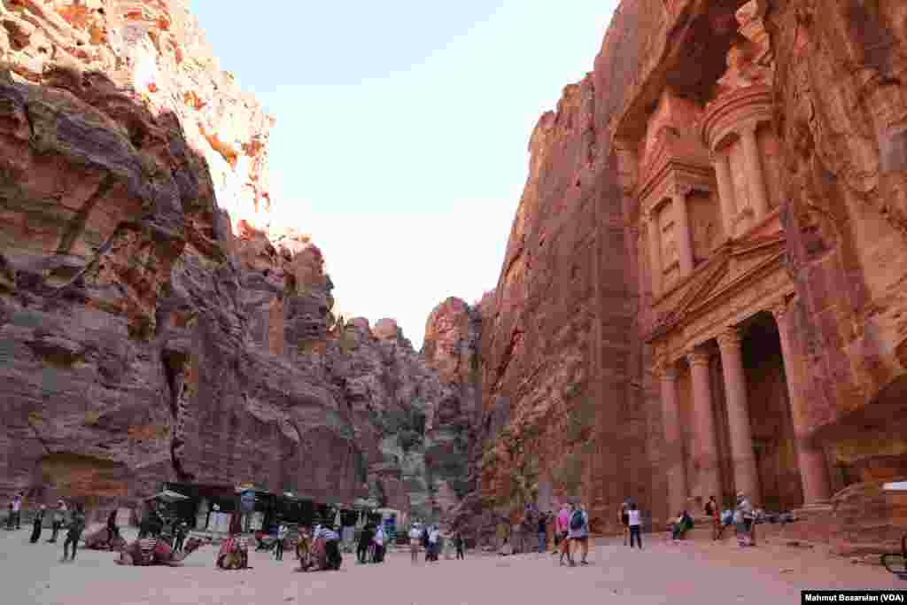 Petra&rsquo;nın en önemli yapıtlarından biri olan El-Hazne Tapınağı, yaklaşık 40 metre yüksekliğinde ve 25 metre genişliğindedir. Tapınağı diğer yapılardan ayıran en önemli özelliği, yukarıdan aşağı doğru oyularak yapılmış olmasıdır. Araştırmalarda El Hazne&rsquo;nin altında, kral mezarlarının yer aldığı, gizli ve gömülü bir alan bulunmuştur.