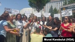 CHP Kadın Kolları, Enerji Piyasası Denetleme Kurumu önünde akaryakıt ve doğalgaz başta olmak üzere yapılan zamları protesto etti