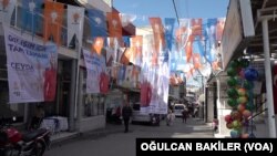 Hilal Mahallesi’nde 31 Mart yerel seçimleri öncesi AK Parti’ye ait bayrak ve posterler ağırlıkta.