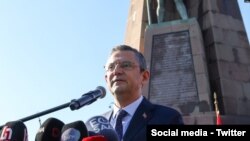 CHP lideri Özgür Özel, partisinin İzmir adayıyla ilgili yaptığı açıklamada, “İzmir'e özel gayret gösteriyorum. Özel çalışıyorum. İzmir amiral gemisidir, sancak taşıyor. Deniz kuvvetlerinde en zor tayin amiral gemisine yapılan tayindir” demişti.