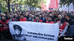 Özel, Menemen Şehir Stadı önünden çok sayıda vatandaş ile Yıldıztepe Kubilay Şehitliği'ne yürüyüşe geçti.