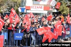 CHP lideri Özgür Özel, yerel seçimlere 7 gün kala İzmir'in çeşitli ilçelerinde mitingler düzenledi