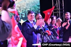 CHP Büyükşehir Başkan Adayı Cemil Tugay’ın çağrısıyla İzmirliler seçim sonuçlarını Cumhuriyet Meydanı’nda kutladı.