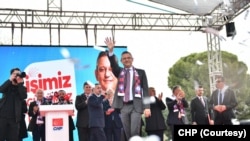 CHP lideri Özel diğer siyasi parti seçmenlerine “sandık ittifakı kurarak CHP’li adaylara oy verme” çağrısı yaptı. 