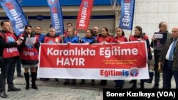 Öğretmenler ve veliler kalıcı saat uygulamasının “Türkiye’yi karanlığa mahkum ettiğini” savunarak uygulamayı ellerinde fenerlerle protesto etti.