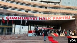 Ana muhalefet partisi CHP’de “sular durulmuyor” ifadesi gündemdeki yerini korurken, belediye başkan adaylıklarındaki tartışmalarla birlikte istifalar da yaşanıyor.