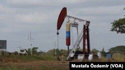 On yıl önce günde yaklaşık 3 milyon varil petrol üreten Venezuela’da geçen yıl bu rakam 716 bin varil olarak kayıtlara geçti.