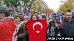 Filistin'e destek gösterisine katılanlar arasında Fransa'da yaşayan Türkler de vardı