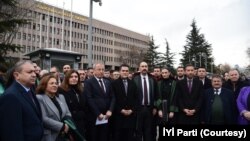 İYİ Parti Hukuk ve Seçim İşleri Başkanı Hakan Şeref Olgun, Ankara Adliyesi önünde duruşma öncesinde konuşma yaptı.