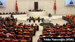 AK Parti, TBMM’ye sunulacak 9. Yargı Paketi’nde “etki ajanlığı” kavramıyla herhangi bir yeni suç düzenlemesi hazırlığı olmadığını belirtti. CHP’ye göreyse, bu düzenleme yargı paketinden çıkartıldı. 