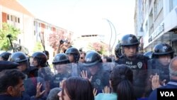 Belediye binasına giden yollar polis tarafından kapatıldı.