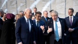 Từ trái sang: Tổng thống Mỹ Joe Biden, Tổng thống Pháp Emmanuel Macron và Thủ tướng Anh Boris Johnson trao đổi bên lề tại cuộc họp thượng đỉnh NATO ở Brussels hôm 24/3