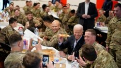 Tổng thống Joe Biden ủy lạo binh sỹ Mỹ hôm 25/3 ở Jasionka, Ba Lan