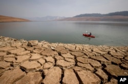 ABD'nin California eyaletindeki Oroville Gölü. Su seviyeleri bu bölgede zaman zaman kuraklık koşulları sebebiyle düşük seyredebiliyor. Gölde bu yıl kış aylarında yaşanan fırtınalar ve yağışlı hava sonucu yüzde 116 doluluk oranı gözlendi. Fotoğraf 22 Ağustos 2021'den.