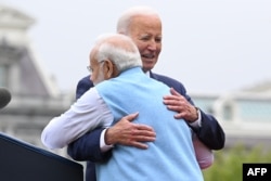 ABD Başkanı Joe Biden ve Hindistan Başbakanı Narendra Modi Beyaz Saray'da karşılama töreni sırasında kucaklaşırken, 22 Haziran 2023.