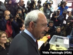 CHP Lideri Kemal Kılıçdaroğlu oyunu Ankara'da Çukurambar Arjantin İlköğretim Okulu'nda kullandı.