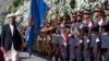 Presiden Afghanistan Ashraf Gani (kiri) memeriksa pasukan kehormatan saat bersiap salat Ied di Istana Kepresidenan di Kabul, Afghanistan, 4 Juni 2019. (Foto: Rahmat Gul/AP)