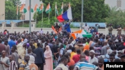 Nijer'deki darbeyi destekleyen yüzlerce kişi, başkent Niamey'deki Ulusal Meclis önünde toplandı. 