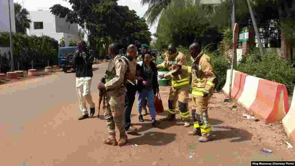 Les éléments de force de sécurité et les secours encadrent des personnes évacuées du lieu de l'attaque des jihadistes à Bamako, Mali, 20 novembre 2015. Crédit King Massasy