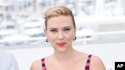 Hollywood yapımcılarına göre yapay zeka firması OpenAI'ın sohbet robotu ChatGTP’de ünlü aktris Scarlett Johansson'ın "Her" filmindeki sesine benzer bir kadın sesi kullanması, Hollywood'da yapay zekaya karşı tepkileri körüklüyor. 