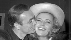 25 Mart 1964 - Oyuncu Sean Connery rol arkadaşı oyuncu Honor Blackman'i Pinewood Film Stüdyosu'ndaki bir partide öperken