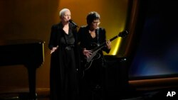 Annie Lennox, Grammy sahnesinde Sinead O'Connor'ı andı.