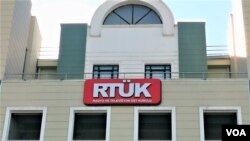 RTÜK, Netflix, Disney+, Prime Video, Mubi, Bein ve Blu TV’deki birçok içeriğe "toplumsal ve kültürel değerlere ve Türk aile yapısına aykırı" iddiasıyla para cezası verdi.  