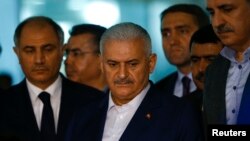 Başbakan Yıldırım'a Atatürk Havalimanı’nda yaptığı incelemelerde Başbakan Yardımcısı Numan Kurtulmuş, İçişleri Bakanı Efkan Ala, Ulaştırma Denizcilik ve Haberleşme Bakanı Ahmet Arslan, Aile ve Sosyal Politikalar Bakanı Fatma Betül Sayan Kaya da eşlik etti.