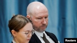 Anders Behring Breivik, 2011'de Oslo'da bomba yüklü bir araçla sekiz kişiyi öldürdükten sonra İşçi Partisi'nin gençlik kampında çoğu genç 69 kişiyi daha vurarak öldürmüştü.